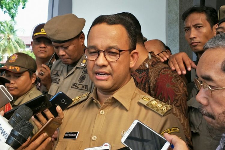 Gubernur DKI Jakarta Anies Baswedan seusai kunjungan kerja di Gedung Pertemuan Pertamina, Cempaka Putih, Jakarta Pusat, Selasa (5/12/2017).