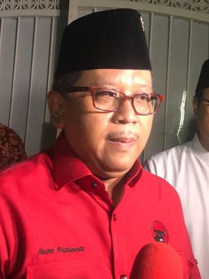 Sekretaris Jenderal PDI-P Hasto Kristiyanto mendampingi Saifullah Yusuf (Gus Ipul) sowan ke kediaman Ketua Umum PDI-P Megawati Soekarnoputri, di Teuku Umar ,Jakarta, Senin (8/1/2018).