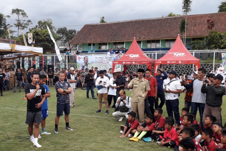 Atep dan Tantan berkunjung ke Desa Cisayong, Tasikmalaya, Jawa Barat, Selasa (15/1/2019) sore. Kedatangan Atep dan Tantan merupakan bagian dari kunjungan Menteri Pemuda sdan Olahraga Imam Nahrawi ke wilayah tersebut.