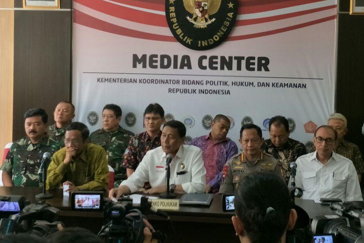 Menko Polhukam Wiranto, Kapolri Jenderal (Pol) Tito Karnavian, Panglima TNI Marsekal Hadi Tjahjanto di Kantor Kemenko Polhukam, Jakarta
