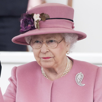 Ratu Elizabeth tampil dengan lisptik merah