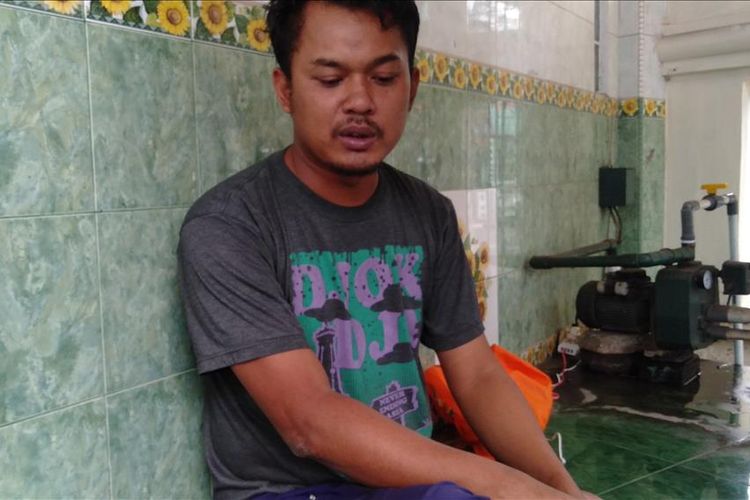 Bahtiar (36), sopir yang truknya ditabrak polisi saat ditemui di masjid Mapolres Metro Jakarta Selatan, Selasa (13/8/2019).