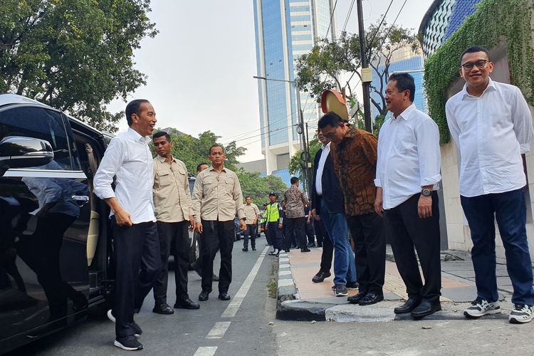 Presiden terpilih Joko Widodo tiba di acara pembubaran Tim Kampanye Nasional (TKN) di restoran Seribu Rasa, Menteng, Jakarta Pusat, Jumat (26/7/2019).