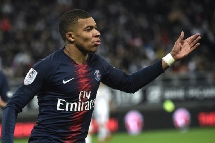 Kylian Mbappe merayakan golnya pada pertandingan Amiens vs PSG di Stadion Licorne dalam lanjutan Liga Perancis, 12 Januari 2019. 