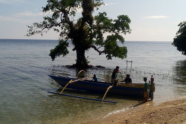 Suasana pencarian nelayan hilang di Pantai Moengko Poso Kota pada Selasa (29/8/2017).