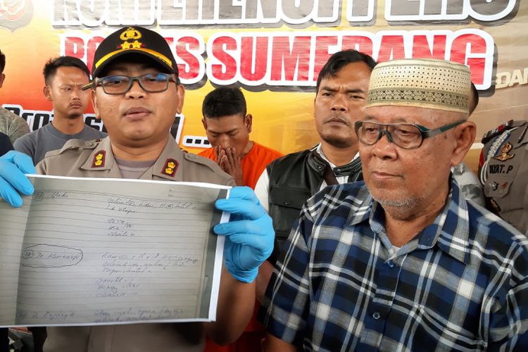 Kapolres Sumedang AKBP Hatroyo menunjukkan rekam medis pelaku pembunuhan di Masjid Miftahul Falah di Sumedang, Jawa Barat, Jumat (15/2/2109). AAM AMINULLAH/KOMPAS.com