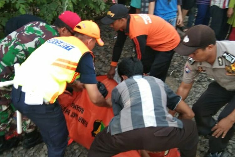 Seorang pria tanpa identitas ditemukan tewas karena tertabrak kereta di Jalan Makmur, Pejaten Timur, Pasar Minggu, Sabtu (31/8/2019) pagi. 