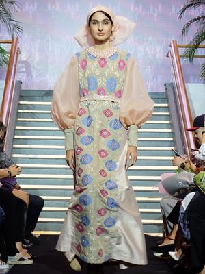 Koleksi Tirta Kirana dari Svarna by Ikat Indonesia yang ditampilkan pada peragaan busana Ramadhan In Style Fashion Show di Plaza Indonesia, Selasa (21/5/2019).
