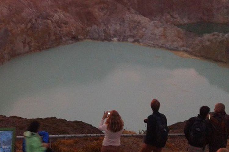 Para pengunjung menikmati sunrise di puncak Danau Kelimutu, Kabupaten Ende, Nusa Tenggara Timur, Minggu (6/1/2019).