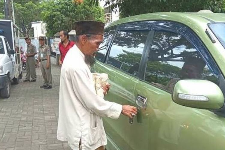 Viral seorang pengemis di Bogor diduga memiliki mobil.