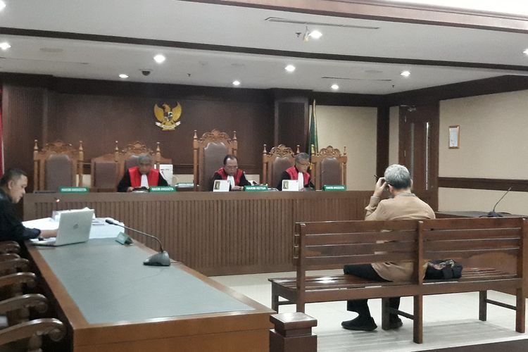 Mantan anggota DPRD Sumatera Utara, Ferry Suando Tanuray Kaban dituntut 5 tahun penjara oleh jaksa Komisi Pemberantasan Korupsi (KPK). Ferry juga dituntut membayar denda Rp 300 juta subsider 3 bulan kurungan.