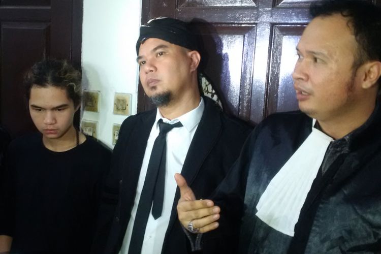 Ahmad Dhani dalam wawancara setelah menjalani sidang kasus ujaran kebencian yang beragendakan pemeriksaan terdakwa di Pengadilan Negeri Jakarta Selatan, Senin (5/11//2018).