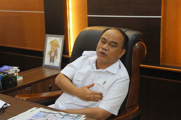 Ekspresif, gaya Wakil Menteri Desa, Pembangunan Daerah Tertinggal dan Transmigrasi (PDTT) Budi Arie Setiadi, setiap kali mengurai sebuah topik, dalam perbincangan dengan Kompas.com di ruang kerjanya, Rabu (2/12/2020).