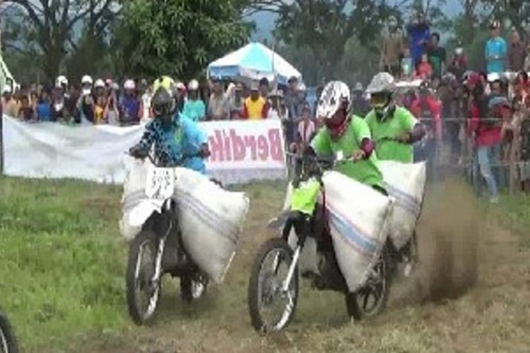 Menjelang turun ke sawah, petani di Polewali Mandar, Sulawesi Barat, menggelar balap taksi antar-desa untuk mempererat silaturahim sesama petani. 