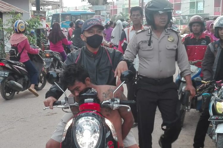 Tersangka Agus saat diamankan anggota Polsek Sako usai diamuk massa, lantaran kedapatan melakukan aksi jambret, Senin (11/6/2018)