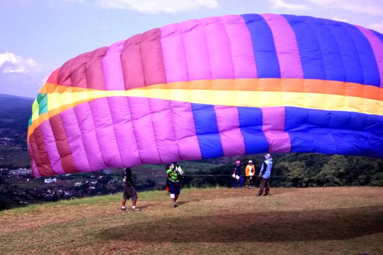 Atlet Paralayang saat PON 2018 di Kampung Toga, Sumedang Selatan, Sumedang, Jawa Barat, Rabu (19/6/2019). AAM AMINULLAH/KOMPAS.com