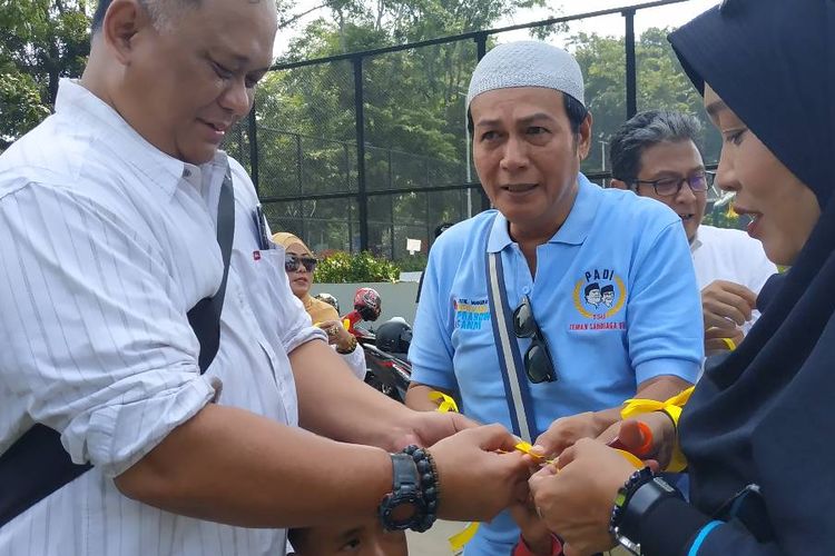 Massa aksi kompak mengenakan pita kuning sebelum unjuk rasa ke KPU dan Bawaslu pada Kqmis (9/5/2019).