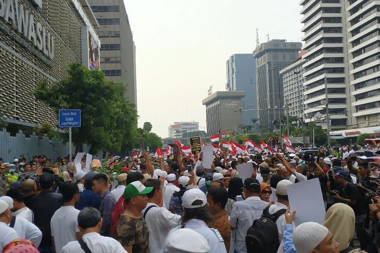 Massa aksi mulai memenuhi jalan depan Bawaslu pada Jumat (10/5/2019) siang.