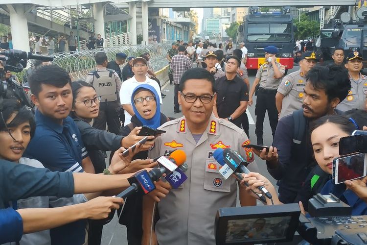 Kabid Humas Polda Metro Jaya Kombes Argo Yuwono di depan gedung Bawaslu Jakarta Pusat Selasa (21/5/2019).