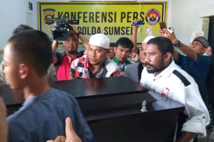 jenazah Sofyan (45) sopir taksi online yang menjadi korban perampokan saat diserahkan oleh pihak keluarga di rumah sakit Bhayangkara Palembang, Sumatera Selatan, Jumat (16/11/2018).