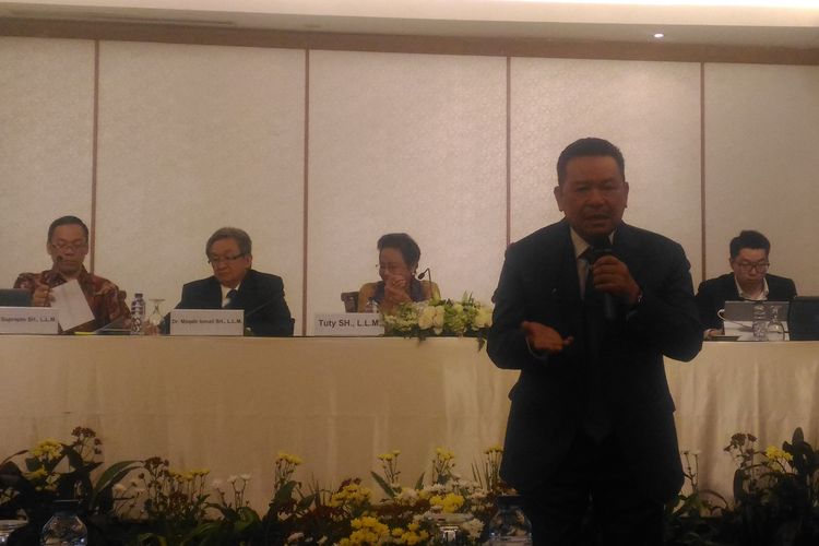 Kuasa hukum Sjamsul Nursalim, tersangka kasus dugaan korupsi Bantuan Likuiditas Bank Indonesia (BLBI), Otto Hasibuan, dalam konferensi persnya di hotel Grand Sahid, Jakarta Pusat, Rabu (19/6/2019).   
