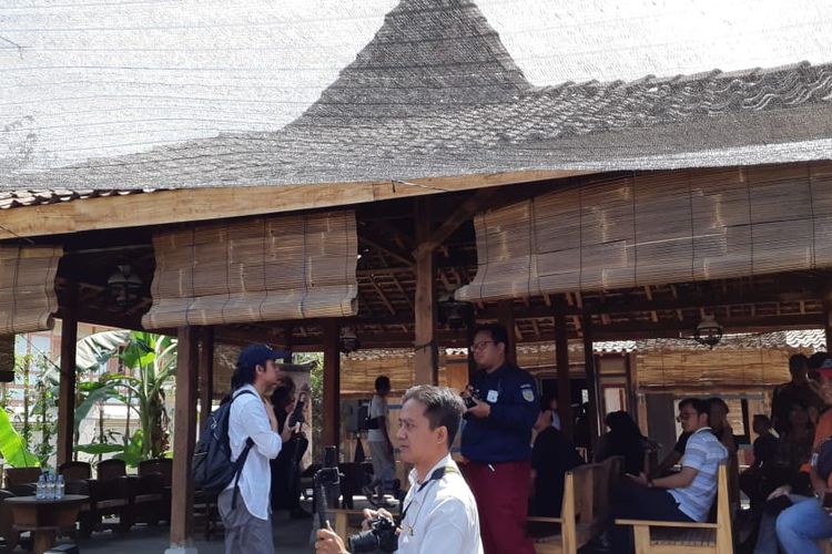 Set pedesaan dan rumah yang digunakan untuk keperluan syuting Bumi Manusia di Desa Gamplong, Yogyakarta. Saat ini, studio tersebut sudah dibuka untuk umum dan dijadikan lokasi wisata. Foto diambil Selasa (13/8/2019).