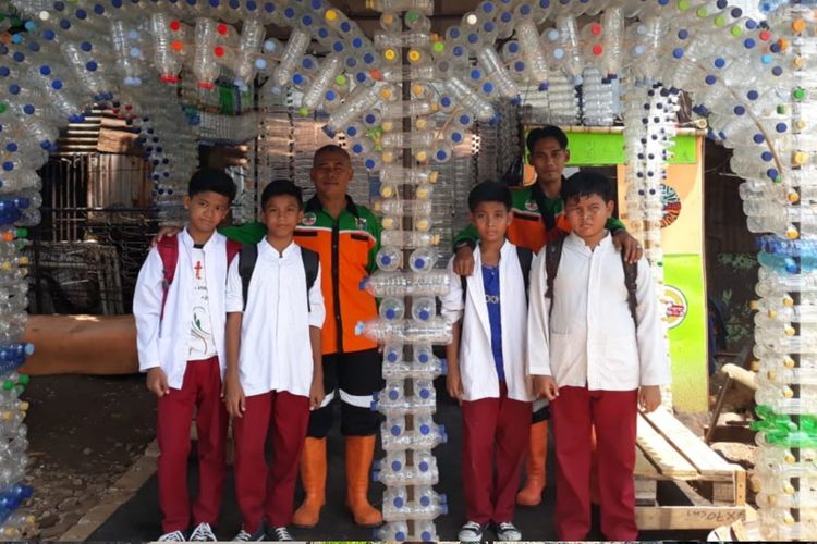 Para pelajar saat berkunjung ke rumah plastik Pos Gerojokan, Pekayon, Pasar Rebo, Jakarta Timur yang dibentuk oleh UPK Badan Air Dinas Lingkungan Hidup DKI Jakarta 