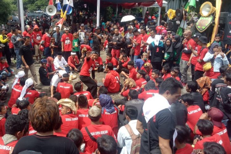 Ribuan seniman dan budayawan Sumedang padati kawasan sabusu, Jatinangor, Sumedang, Jawa Barat, Sabtu (9/2/2019).