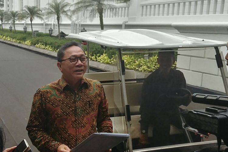 Ketua MPR Zulkifli Hasan usai menemui Presiden Joko Widodo di Istana, Selasa (18/7/2017)