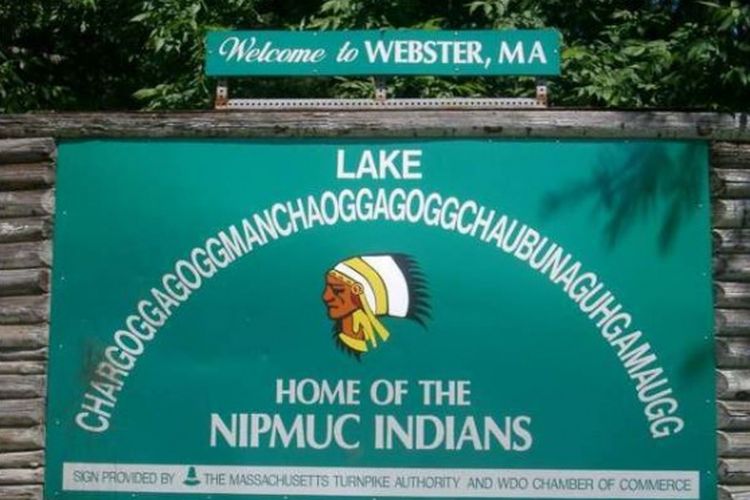 Papan nama Danau Chargoggagoggmanchauggagoggchaubunagungamaugg, di Webster, Massachusetts, Amerika Serikat.