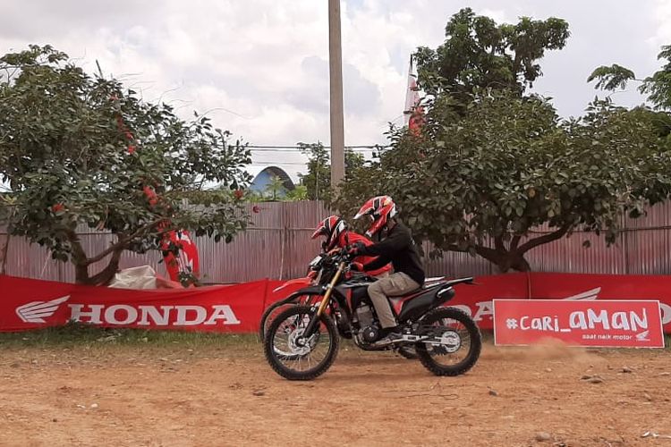 Antusias penonton MXGP Palembang cukup tinggi untuk menjajal Honda CRF series.