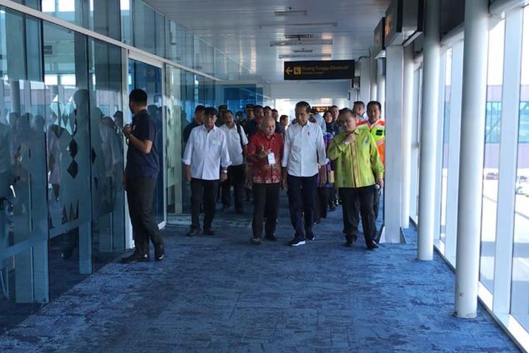 Presiden Joko Widodo saat meninjau Bandara Depati Amir, Kota Pangkalpinang, Bangka Belitung, Kamis (14/3/2019).