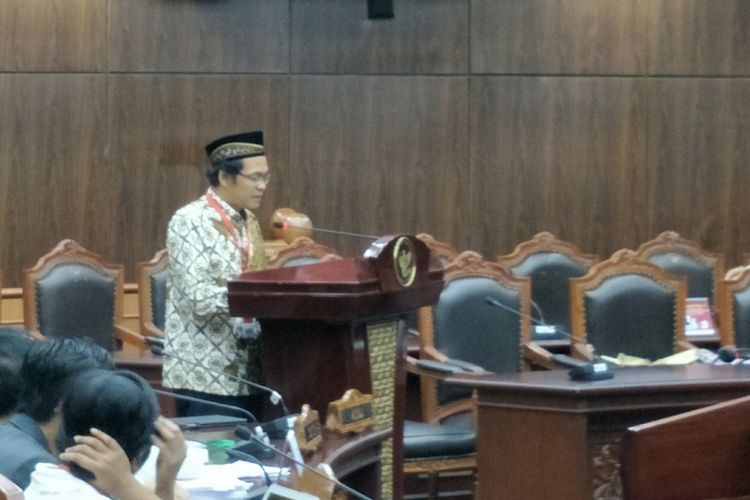 Peneliti kemasyarakatan dan kebudayaan di Lembaga Ilmu Pengetahuan Indonesia (LIPI) Ahmad Najib Burhani saat memberikan keterangan ahli dalam sidang uji materi atas UU No. 1 PNPS tahun 1965 tentang Pencegahan Penyalahgunaan dan/atau Penodaan Agama di Mahkamah Konstitusi (MK), Jakarta Pusat, (7/11/2017). 