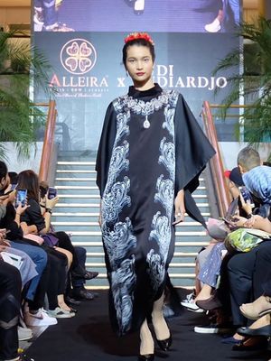 Koleksi Pesona Puspita dari Alleira Batik X Didi Budiardjo yang ditampilkan pada peragaan busana Ramadhan In Style Fashion Show di Plaza Indonesia, Selasa (21/5/2019).