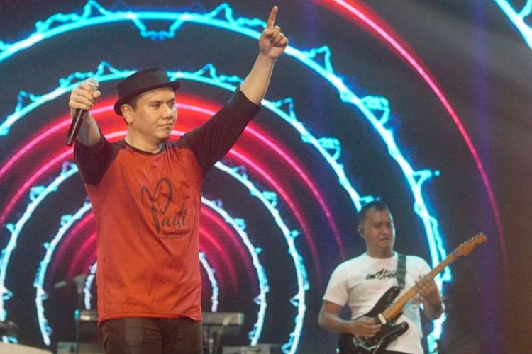 Vokalis PADI Reborn, Fadly, saat beraksi di panggung Larut Dalam Harmony yang digelar di The Kasablanka Hall, Menteng Dalam, Tebet, Jakarta Selatan, Jumat (4/5/2018) malam.