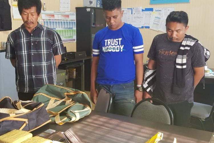 Tiga tersangka pelaku dan barang bukti narkoba yang berhasil diamankan BNNP Riau dari jaringan pengedar Malaysia