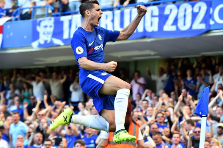 Striker Chelsea, Alvaro Morata, melakukan selebrasi usai mencetak gol ke gawang Everton.
