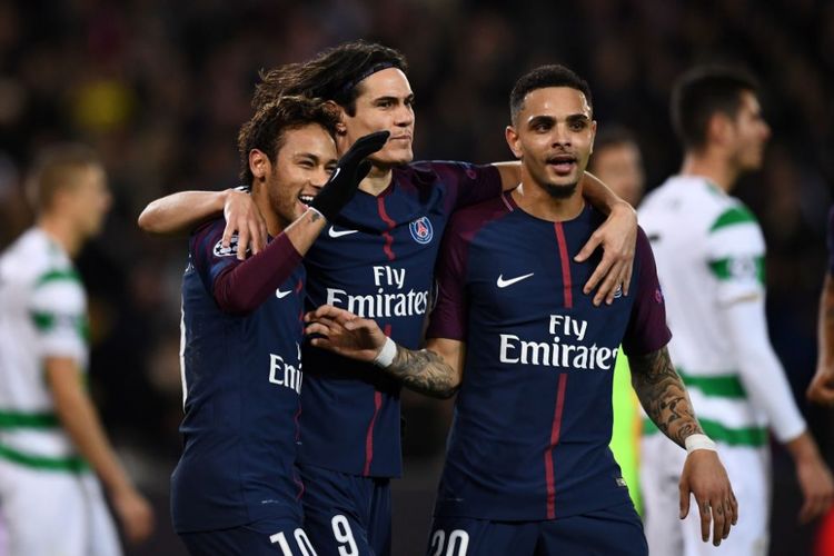 Neymar, Edinson Cavani, dan Layvin Kurzawa merayakan pesta gol PSG ke gawang Celtic FC di Parc des Princes, Rabu (22/11/2017).