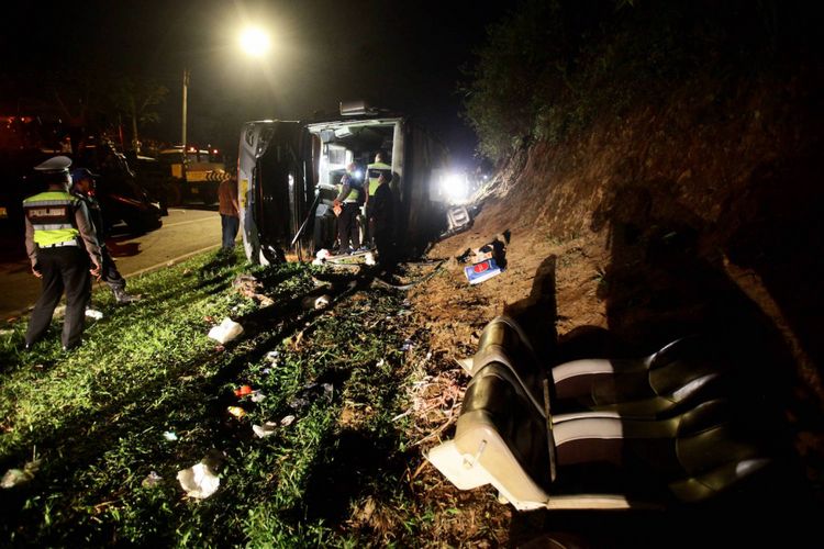 Bus Pariwisata bernomor polisi F 7959 AA yang bermuatan rombongan wisatawan dari Ciputat, Jakarta Selatan, mengalami kecelakaan di Jalur Tanjakan Emen, Ciater, Subang, Jawa Barat, Sabtu (10/2/2018). 