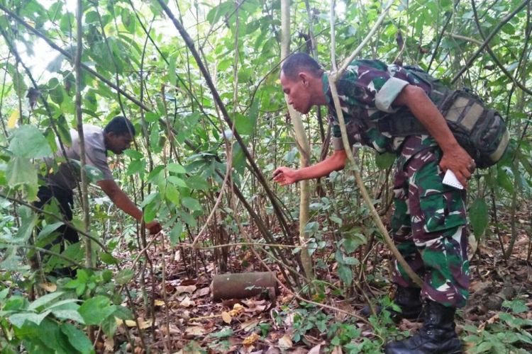 Polisi dan TNI melihat  bom seberat 30 kilogram di Desa Panton Rayeuk II, Kecamatan Kuta Makmur, Kabupaten Aceh Utara, Rabu (14/3/2018)