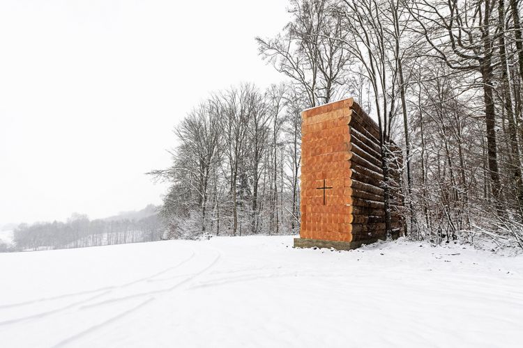 Pawson menumpuk 144 batang pohon untuk membuat ruang istirahat di jalur sepeda di Jerman barat daya. 