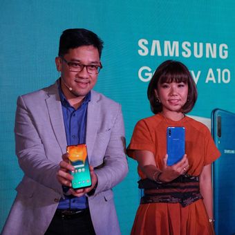 Head of Product Marketing IT and Mobile Samsung Electronics Indonesia Denny Galant (kiri), dan Senior Product Marketing Manager Samsung Electronics Indonesia saat memperkenalkan ponsel seri Galaxy A baru di Jakarta, Jumat (22/3/2019).
