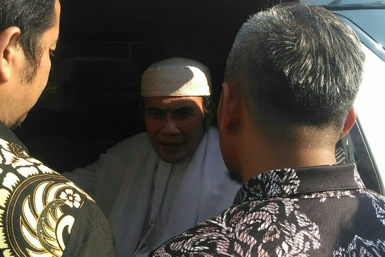 Rhoma Irama hendak meninggalkan Kejaksaan Negeri Jakarta Barat, kawasan Kembangan, Jumat (12/7/2019) usai dampingi anaknya Ridho Rhoma menyerahkan diri ke pihak Kejaksaan.