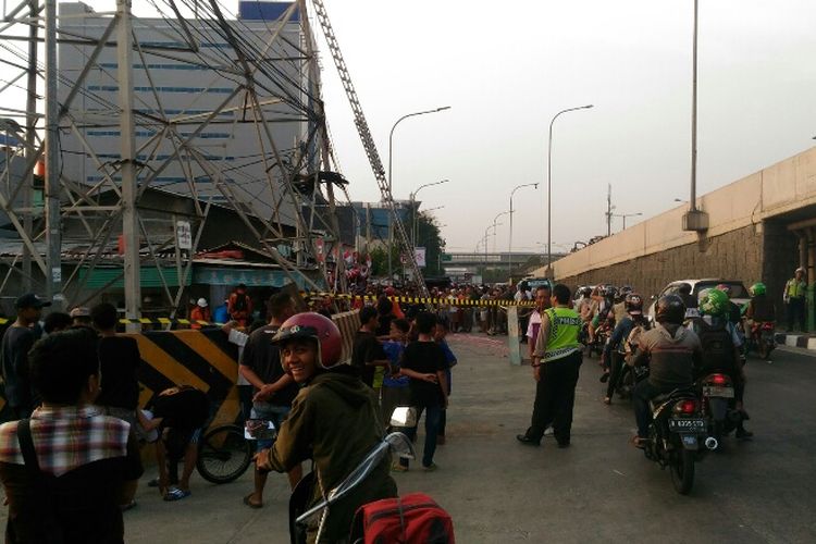 Keramaian warga yang menonton evakuasi Agustinus Woro (48) dari menara SUTT di Plumpang, Jakarta Utara, Jumat (18/8/2017).