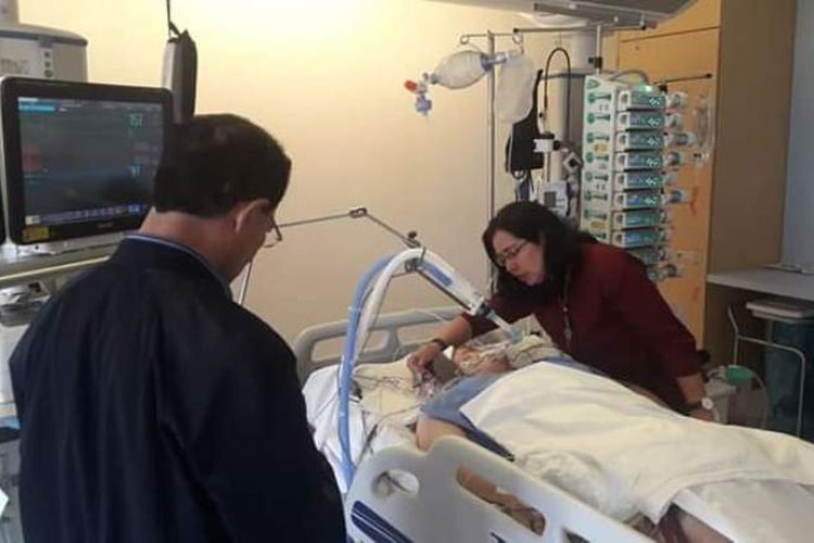 Sambil didampingi Wali Kota Ambon, Richard Louhenapessy dan istrinya,Wakil Wali Kota Ambon tampak bersedih dan mencium tangan istrinya yang wafat di sebuah rumah sakit di Amsterdam Belanda, Senin (10/6/2019) 