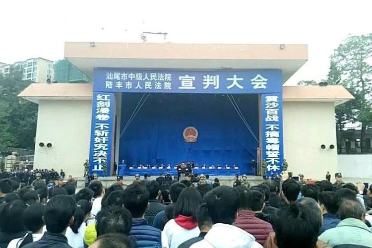 Ribuan warga menghadiri pengadilan terbuka yang digelar di stadion kota Lufeng, provinsi Guangdong, Sabtu (16/12/2017). 10 dari 12 orang dijatuhi hukuman mati dalam sidang itu.