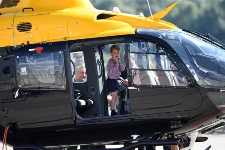 Pangeran George saat diajak sang ayah Pangeran William melihat helikopter.