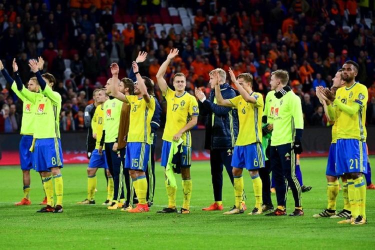 Para pemain Swedia membalas aplaus penonton seusai laga versus Belanda di Amsterdam Arena, 10 Oktober 2017. 