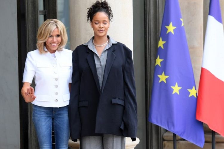 Ibu Negara Perancis, Brigitte Macron (kiri), bertemu dengan penyanyi Rhanna dari AS di Istana Elysee, Paris, Rabu (26/7/2017). Rihanna merupakan pendiri Clara Lionel Foundation, yang memperjuangkan pendidikan dan kesehatan bagi masyarakat miskin di seluruh dunia.