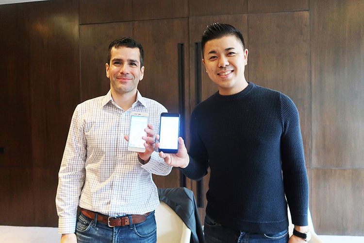 Global Director of Android Programs, Jon Gold (kiri), bersama Director of Product Management Xiaomi, Donovan Sung (kanan), usai wawancara khusus dengan KompasTekno, Selasa (5/8/2017), di Hotel Andaz, New Delhi, India. 